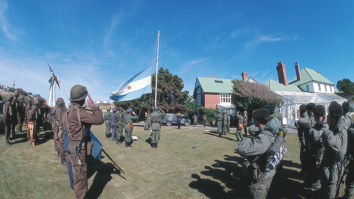 El 27 de febrero de 1812, en las costas del Río Parana en Rosario, se izaria por primera vez el pabellón Nacional, al mando del General Belgrano.
Ocho años después en 1820, flamearia por primera vez la bandera Argentina en las Islas Malvinas.
170 años despues volvería a izarse.