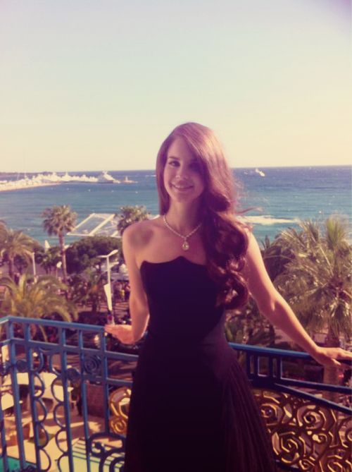Lana-del-rey-and-cigarettes tweet media