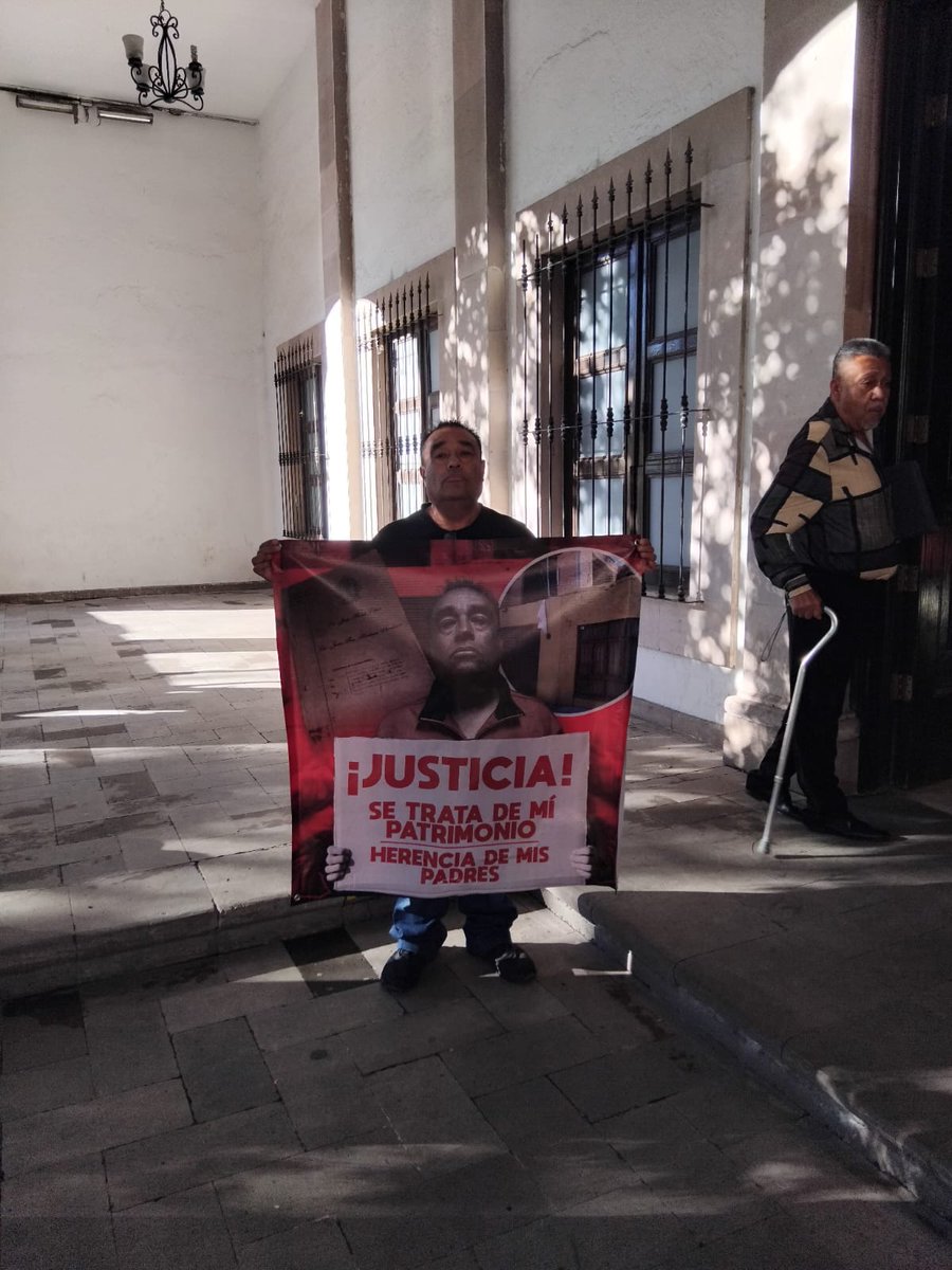 #Durango || El ciudadano Gilberto Pérez Obregón se manifiesta en las afueras del <a href="/CongresoDurango/">Congreso Durango</a>. Fue despojado de su casa y ni la <a href="/DgoFiscalia/">Fiscalía Durango</a> ni el <a href="/PJDGO/">PJDGO</a> hacen absolutamente nada por procurarle justicia.