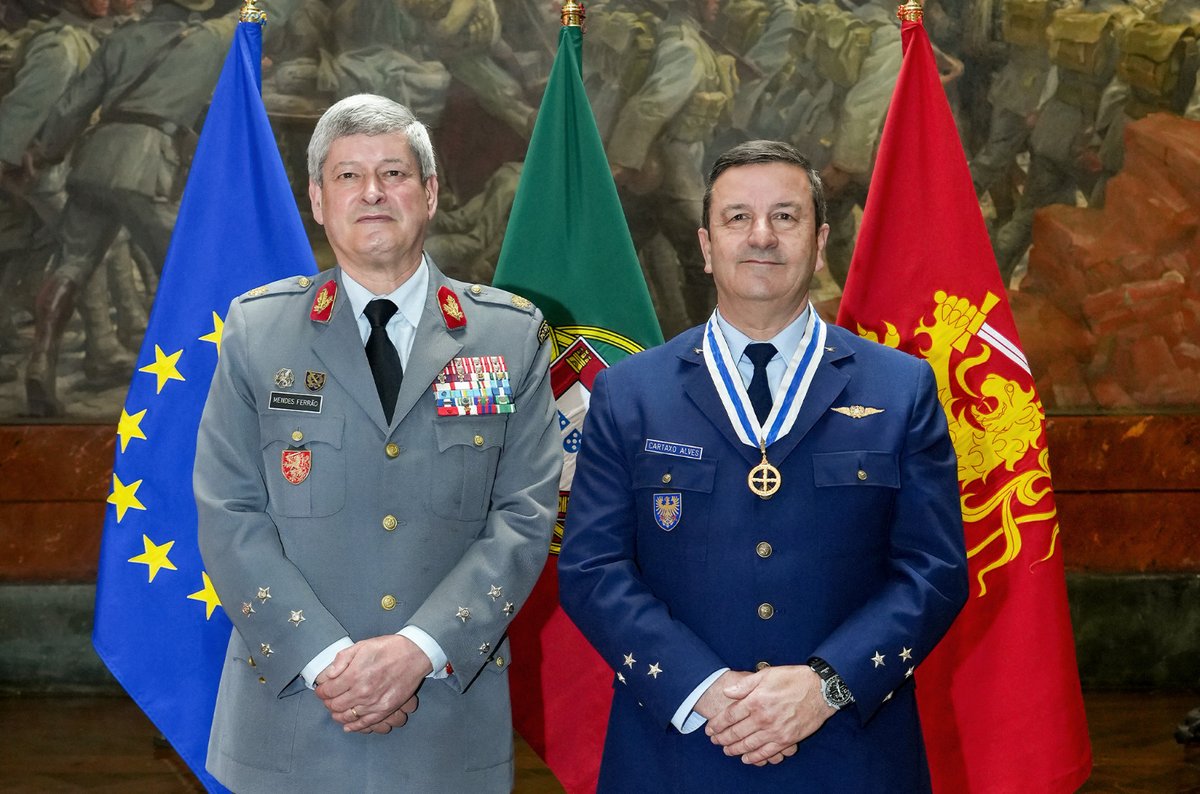 fap_pt's tweet photo. O #CEMFA, General João Cartaxo Alves, foi condecorado com a Medalha D. Afonso Henriques – Mérito do Exército, primeira classe, pelo #CEME, General Eduardo Mendes Ferrão.

Saiba tudo em: https://t.co/9wPNBqRkf0

#ForçaAérea #Exército https://t.co/VKhMendDjY