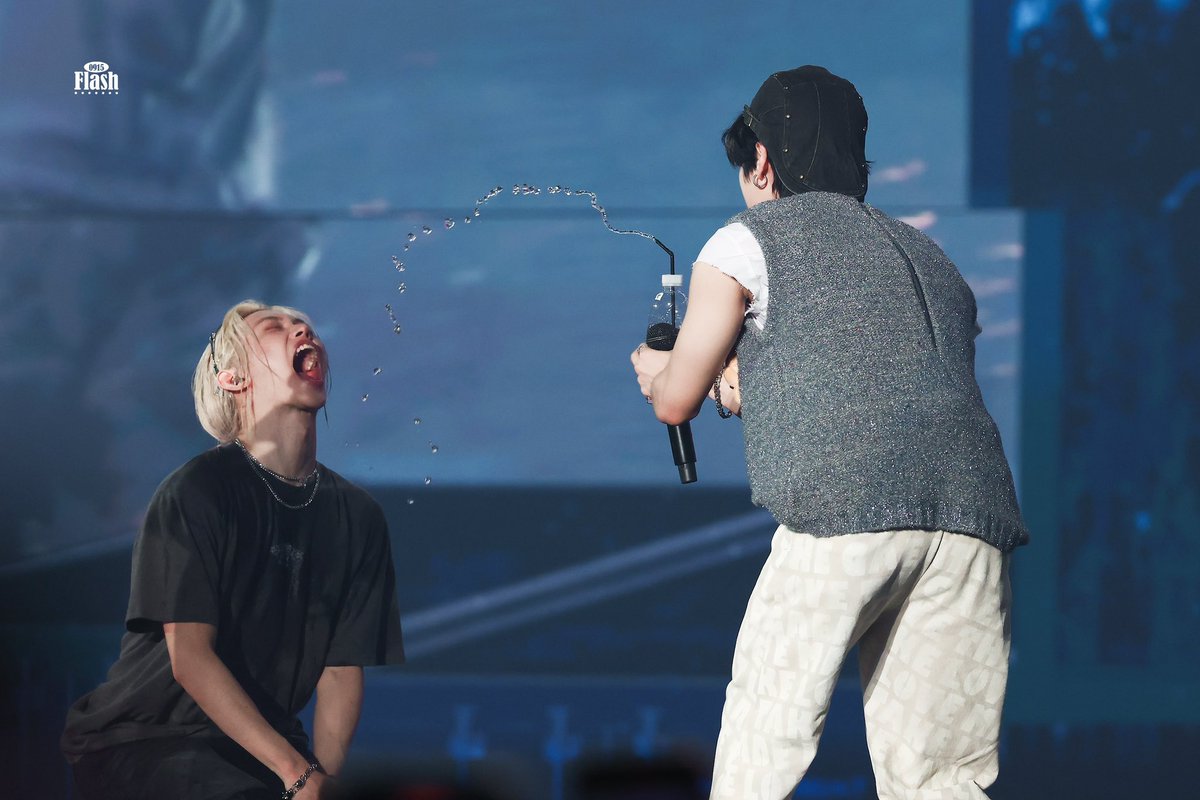 addictedto_F's tweet photo. 지금 봐도 대박 얼척없고 귀여운 사진 1위 https://t.co/EFtVdBWsSX