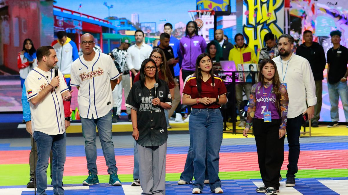 La Presidenta (E) Junto a la Juventud Venezolana, envian un msj de Fortaleza al Presidente <a href="/NicolasMaduro/">Nicolás Maduro</a> y La primera Dama <a href="/ConCiliaFlores/">Cilia Flores</a>.
#StarAcademyLeLive #esrefrüya #BringThemBack #LosQueremosDeVuelta #Epstein