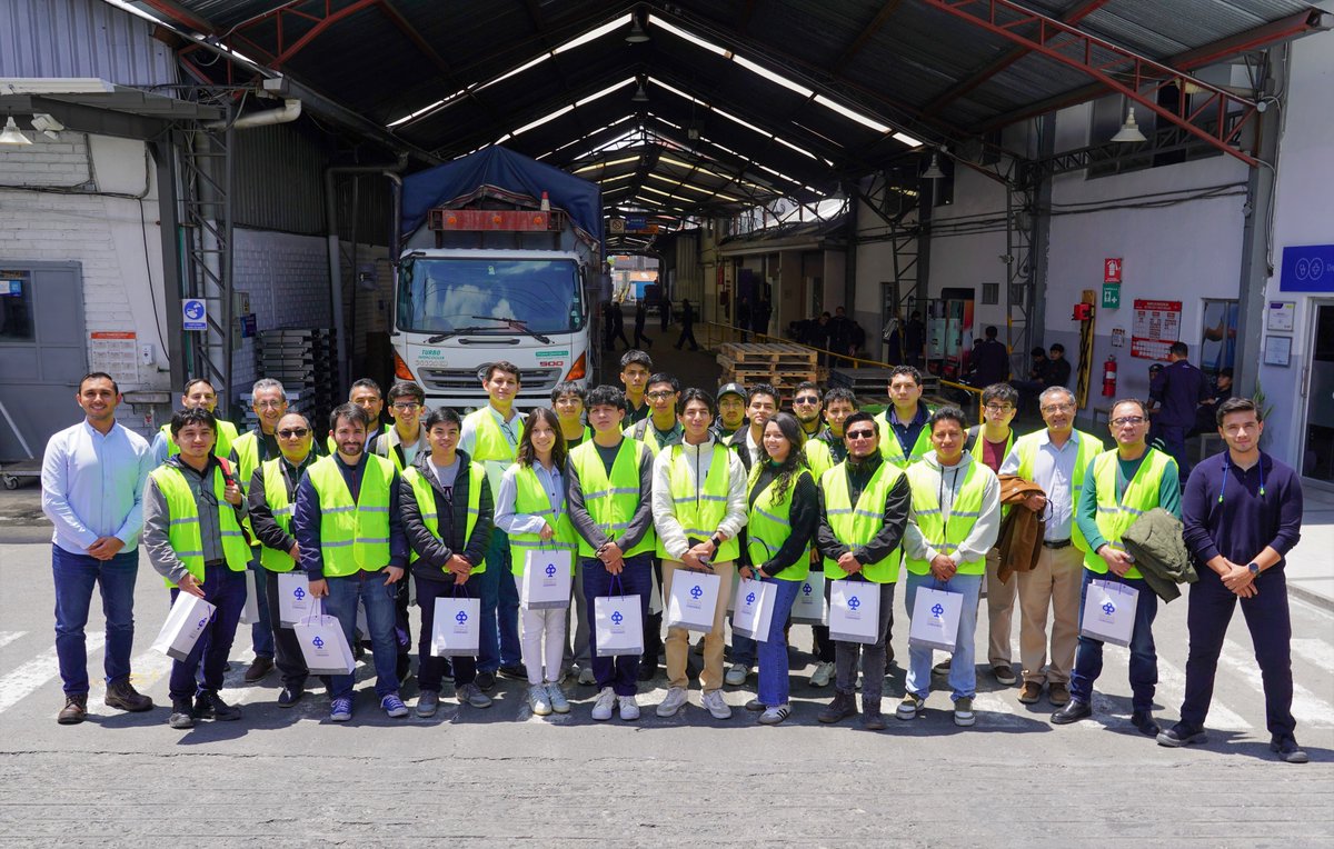 upsalesianaec's tweet image. ¿Qué pasó en la sede #Cuenca? 🤔

🏘️ En el marco del convenio de cooperación entre la #UPS y la @AzuayPrefectura, se entregaron anteproyectos académicos para la construcción de viviendas de interés social. Los trabajos realizados por estudiantes de #Arquitectura, recibieron