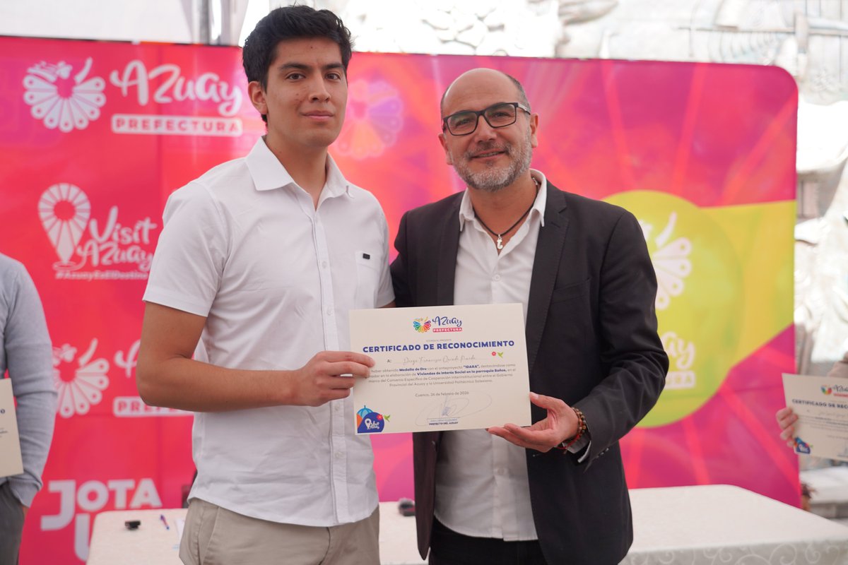 upsalesianaec's tweet image. ¿Qué pasó en la sede #Cuenca? 🤔

🏘️ En el marco del convenio de cooperación entre la #UPS y la @AzuayPrefectura, se entregaron anteproyectos académicos para la construcción de viviendas de interés social. Los trabajos realizados por estudiantes de #Arquitectura, recibieron