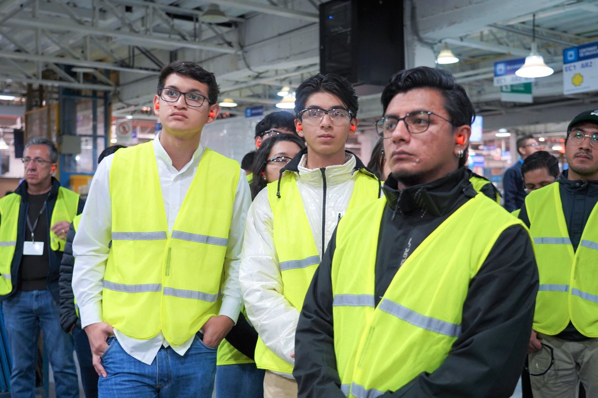 upsalesianaec's tweet image. ¿Qué pasó en la sede #Cuenca? 🤔

🏘️ En el marco del convenio de cooperación entre la #UPS y la @AzuayPrefectura, se entregaron anteproyectos académicos para la construcción de viviendas de interés social. Los trabajos realizados por estudiantes de #Arquitectura, recibieron