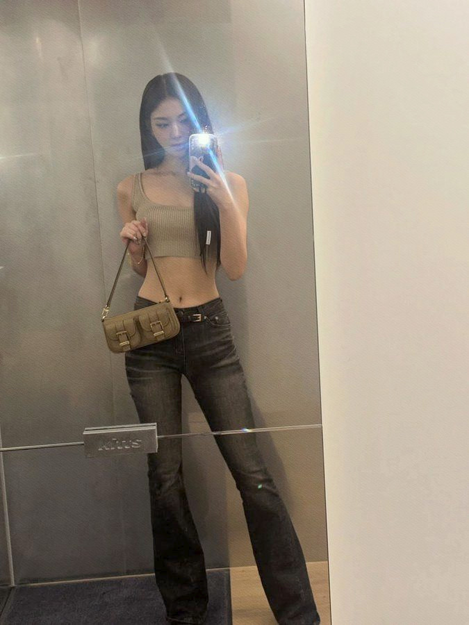 found ‘tis branded top for $5 while thrifting yesterday; i’m getting too comfortable with it. ☆ :b sassy-isy.jpg! maybe i should explore this style a bit more.  🛍🪜