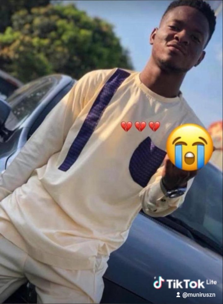 BREAKING NEWS 🚨 : This young man here known as Swabir(Abortion) was stabbed yesterday around 6:20 pm whiles trying to separate a fight at Tafo 4 cornes. It was said that he came out if his car to break his fast when that incident occured. The alleged murderer is on the run.