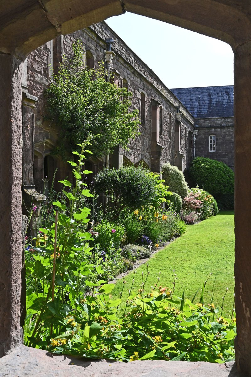 Hereford Cathedral tweet media