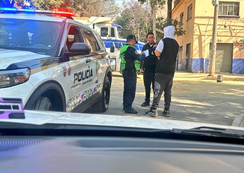 SonniTx's tweet photo. 🤨Estoy en la alcaldía Venustiano Carranza @A_VCarranza.

Un franelero me quiso cobrar por estacionarme en la calle.
Cuando me iba, llegaron policías… no a retirarlo, sino a cobrarle su “mochada”.

El negocio redondo: extorsión tolerada y autoridad coludida.

Y luego se preguntan por qué la corrupción no se acaba en CDMX.