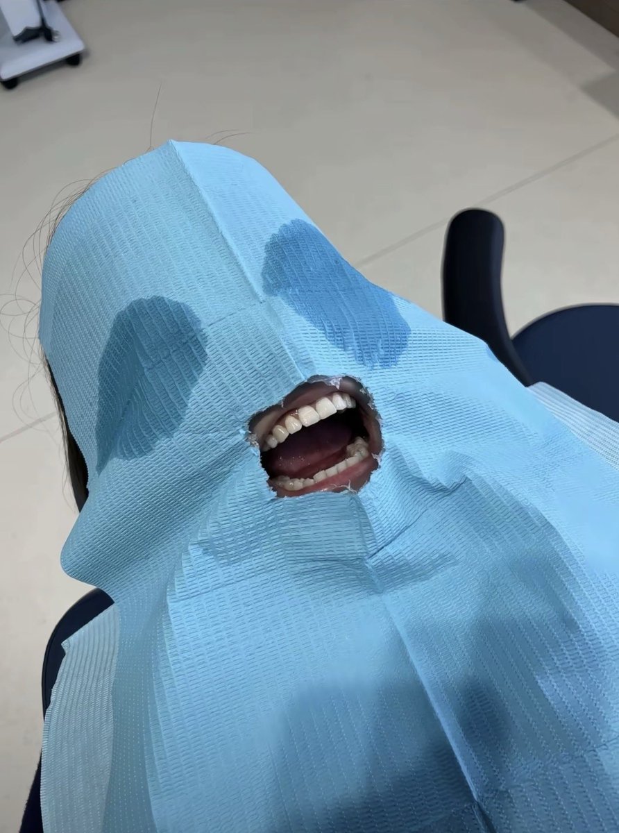 牙医说：放心，小事，不会疼的。

我：