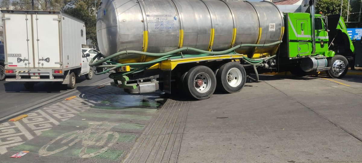 REruzo's tweet photo. @Alcaldia_Coy desde ayer la pipa está obstruyendo el paso de la ciclovía y banqueta sin respuesta de las autoridades https://t.co/uczxAq3N98