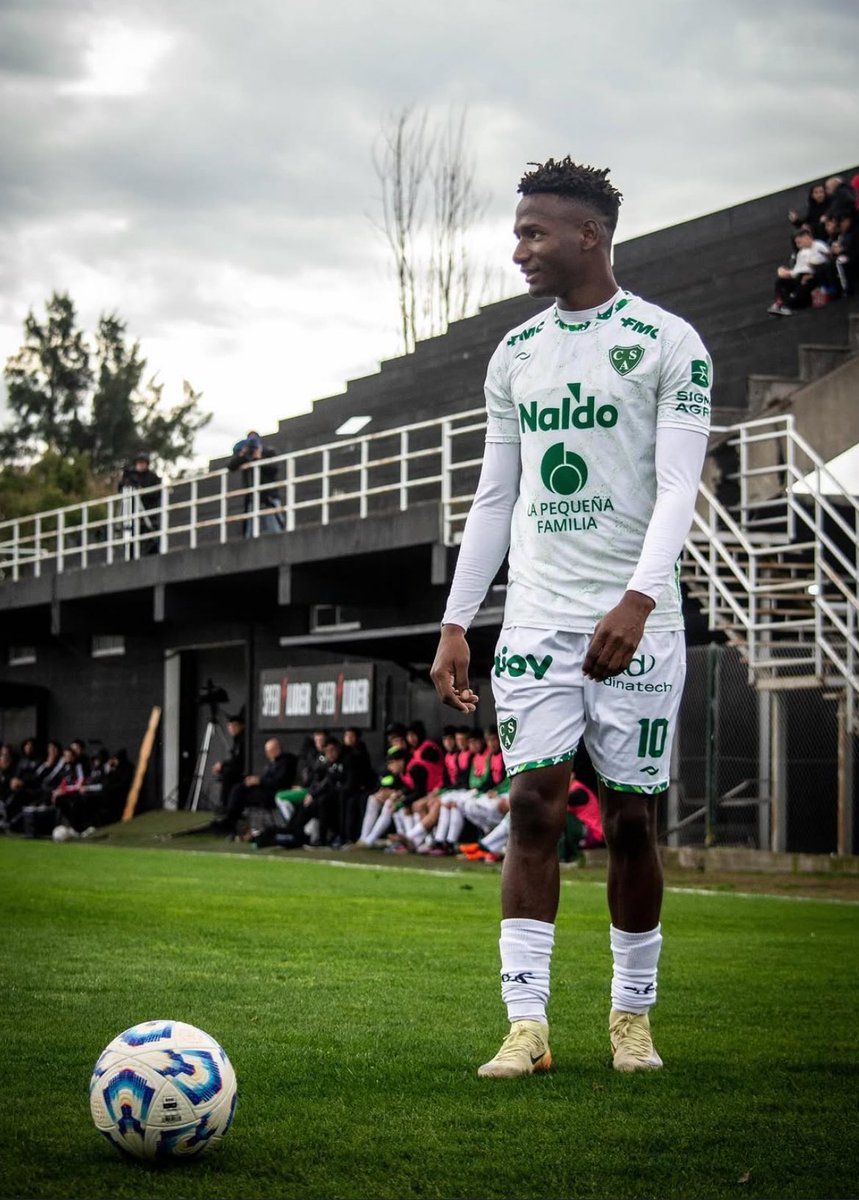 con la lesión de Carboni, Racing tiene que ir a buscar a Rentería de Sarmiento, ya lo dije en su momento antes de que venga Carboni, hay que comprarlo, encara todo el tiempo y es demasiado rápido, estuvo muy cerca de ir a talleres, Sarmiento lo quiere vender. Aprovechen