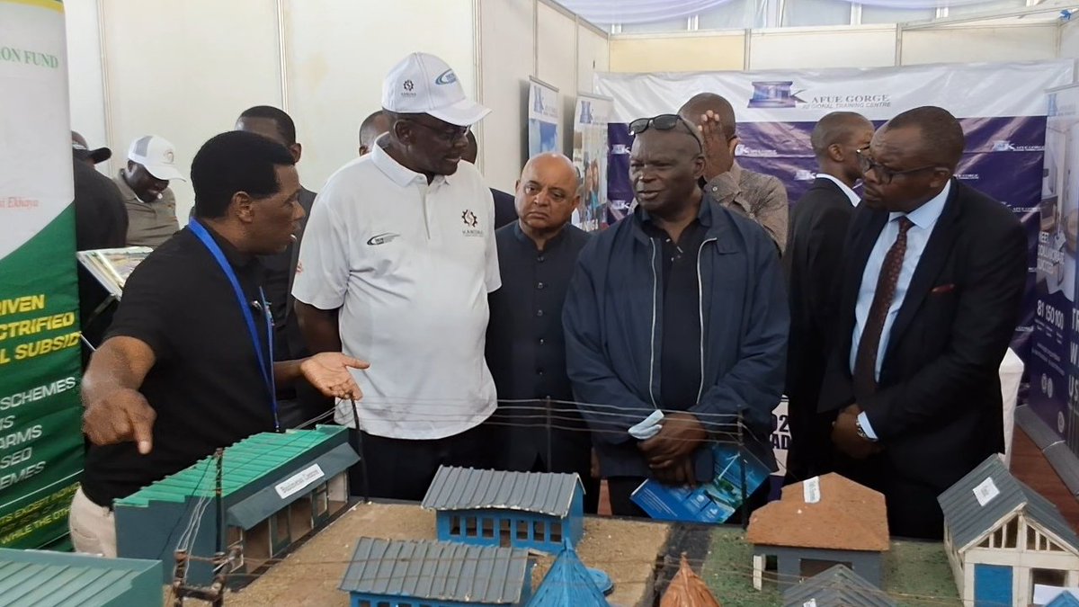 REA263's tweet photo. REA PR and Marketing Executive, Johannes Nyamayedenga giving an update on rural electrification programme to Vice President, Hon Kembo Mohadi at the just ended SADC Sustainable Energy Week in Victoria Falls. https://t.co/Ej6zuK8SgX