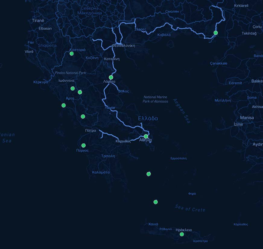 Βλέπω στο app του Κυρανάκη, που βρίσκονται τα τρένα που κινούνται αυτήν την στιγμή στη χώρα.
Το τρένο Άρτα-Γιάννενα πάει σφαίρα, το τρένο στα Τζουμέρκα αγκομαχάει στις στροφές, το τρένο στην Ιονία Οδό έχει καθυστέρηση, ενώ βλέπω και δυο τρένα που πάνε στην Κρήτη.