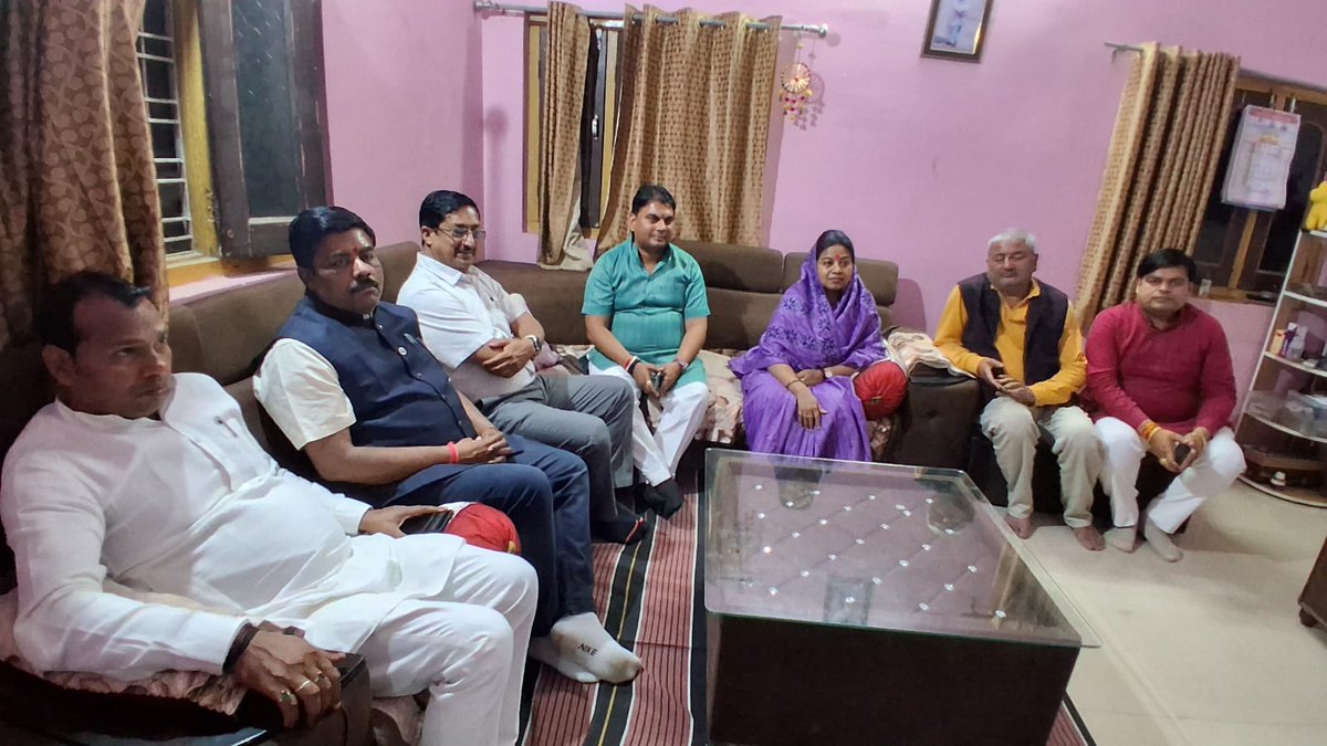 पूर्व कोषाध्यक्ष श्री प्रकाश मिश्रा जी के पूज्य पिताजी के निधन उपरांत आज उनके निवास पहुंचकर शोकाकुल परिजनों से भेंट कर शोक संवेदनाएं व्यक्त कीं। 

ईश्वर दिवंगत आत्मा को अपने श्रीचरणों में स्थान दें एवं शोक संतप्त परिवार को इस दुख की घड़ी में संबल प्रदान करें।