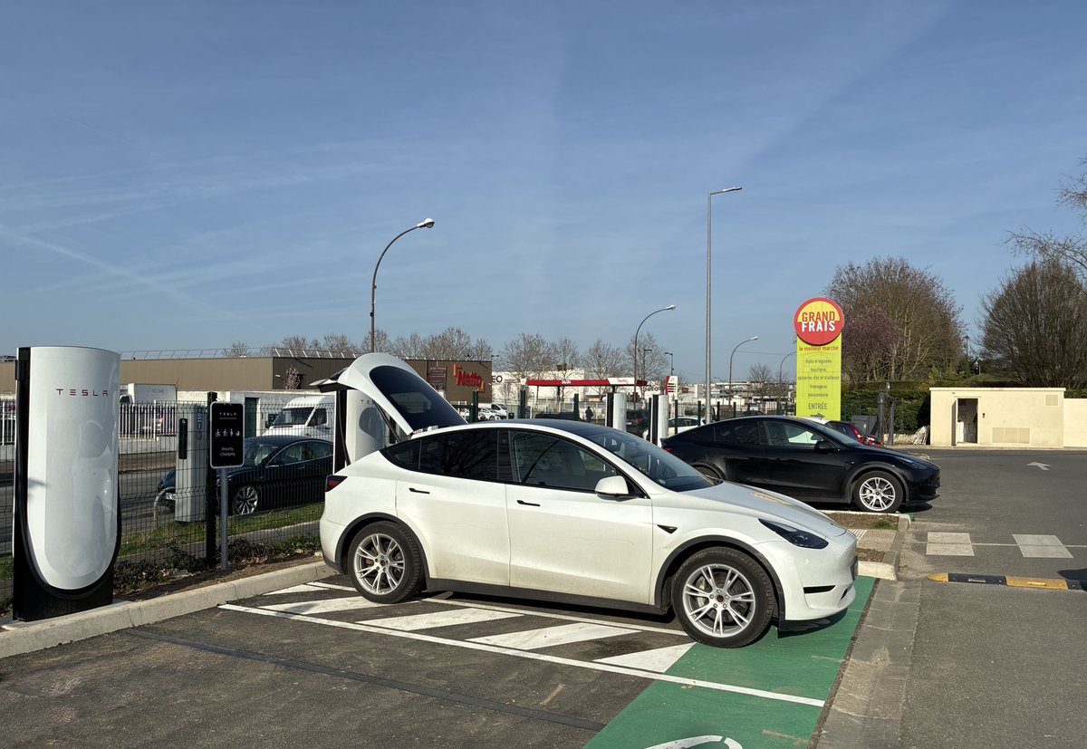 Tesla Charging tweet media