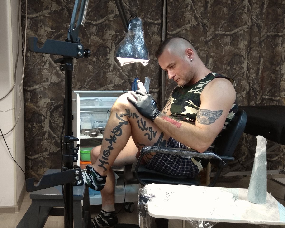 Pasha_FF's tweet photo. #тату самонабивание 2019  
Что набил? )) смотри на канале 🤐 👉https://t.co/7gNq4L0Psq https://t.co/A5ldJ6i9Nc