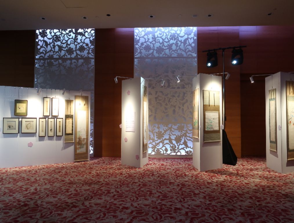 hojiito's tweet photo. グランドハイアットシンガポールでの「京都文化芸術展 東方文化芸術マスタークラス」というイベントに、伊藤髟耳の作品を展示してもらっています。
シンガポールと日本の文化交流事業で、日本画のほか茶道や華道、香道の展示や体験をするイベントです。 https://t.co/7pjoj4t2IW