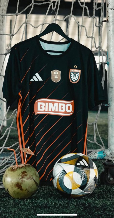 hector36papu's tweet photo. 🟠 NUEVOS COLORES DEL VIGENTE CAMPEÓN

Los Chamos FC presentaron su nueva camiseta para el 4to split de la Kings League Openbank México.

Ahora usando negro como color base y con diseño de rayas diagonales en naranja.

3er split (izquierdo)         4to split (derecho) https://t.co/pgcQ3vXYrM