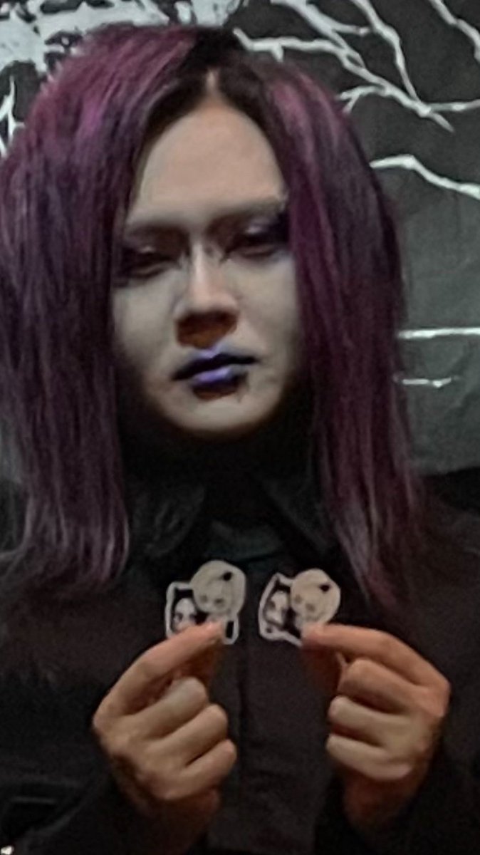 cherushh's tweet photo. he's holding MY stickers 🥹
(repost bcz of zem)
#vkeitwt #hitone #kyuho https://t.co/7DedEo9AUu