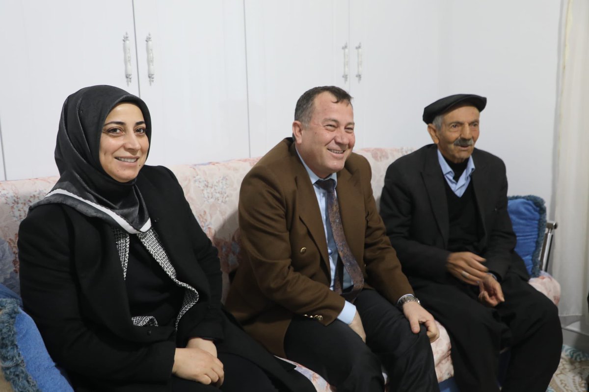 alidogan0127's tweet photo. Bazı bağlar vardır ki; araya ne yollar girebilir ne de mesafeler...

​Bugün Duraklı Mahallemizde, gönlü güzel Bayram ve Zeynep Çelik ailesinin iftar sofrasına misafir olduk. Sadece ekmeklerini değil, sevgi ve muhabbetlerini de bizlerle paylaştılar.

​Bizleri büyük bir nezaket ve güler yüzle ağırlayan Çelik ailesine en kalbi şükranlarımı sunuyorum. 

Rabbim sofralarından Halil İbrahim bereketini, hanelerinden huzuru eksik etmesin. Birliğimiz, beraberliğimiz ve kardeşliğimiz daim olsun.