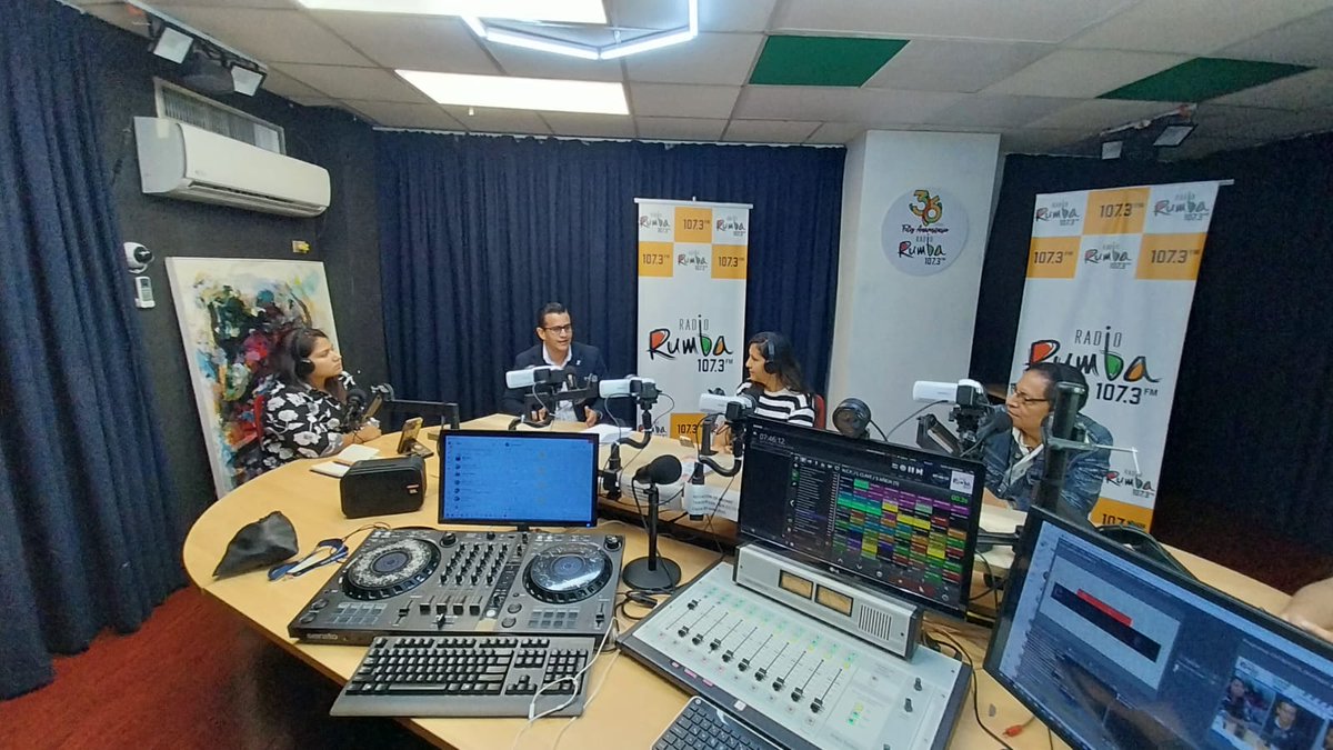 Salud_Guayas's tweet photo. 🎙️#MSPEnMedios | "Nuestros niños pueden estar protegidos participando en la Campaña de Vacunación Puesta al Día 💉 en todos nuestros Centros de Salud", así lo indicó el Director #Distrito09D01 de @Salud_Ec, @DrMauricioGonz2 para @RadioRumbaEc.
#ElNuevoEcuador https://t.co/iLx0cwdRBb