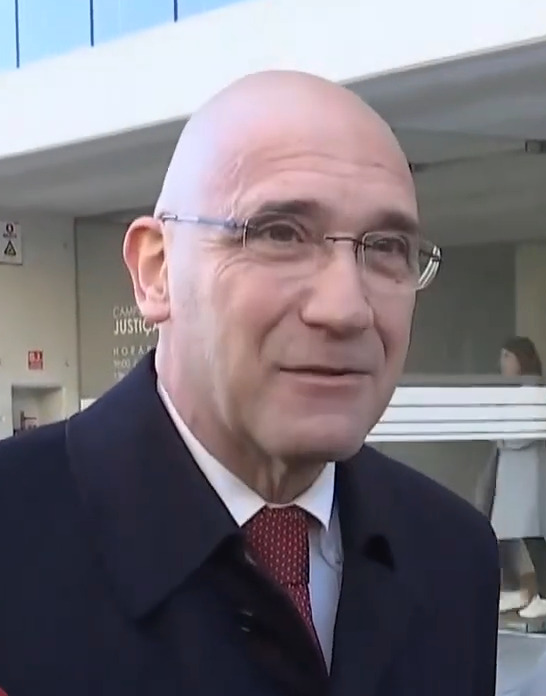 A listinha mais completa:
- 18% desemprego. 40% entre jovens;
- Maior surto migratório de décadas;
- 130% dívida externa;
- Contração do PIB;
- Roubo de pensões e salários;
- Roubo de feriados e dias de férias;
- Resgates bancários;
- Venda ao desbarato de CTT, ANA, EDP, etc.