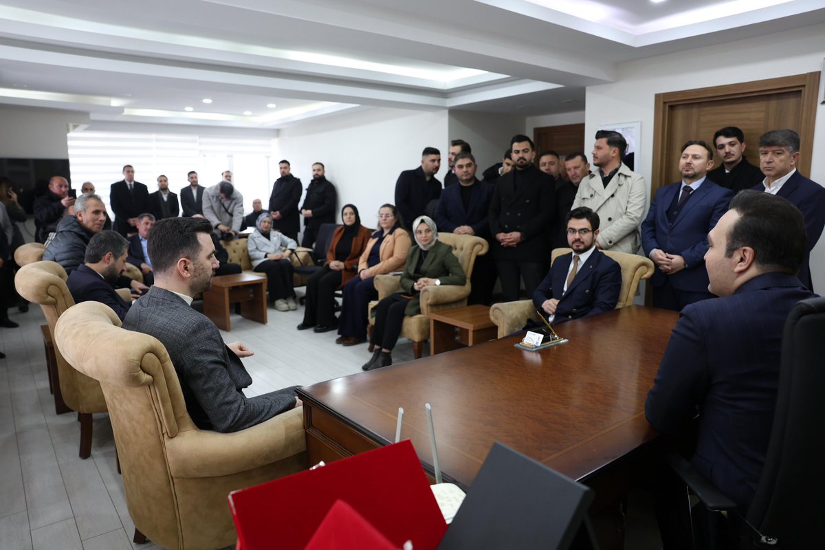 avyusufibis's tweet photo. 📍Yozgat İl Başkanlığı’mızdayız🙋🏻‍♂️

İl Başkanımız Sayın @HasankandemirAv’i ziyaret ederek teşkilatımızla bir araya geldik.

Bir zamanlar teşkilatımıza ilk adım attığım, bu davanın heyecanını ilk kez hissettiğim yuvamızda bulunmak bizler için ayrı bir mutluluk.

Başkanımıza nazik misafirperverlikleri için teşekkür ediyorum.