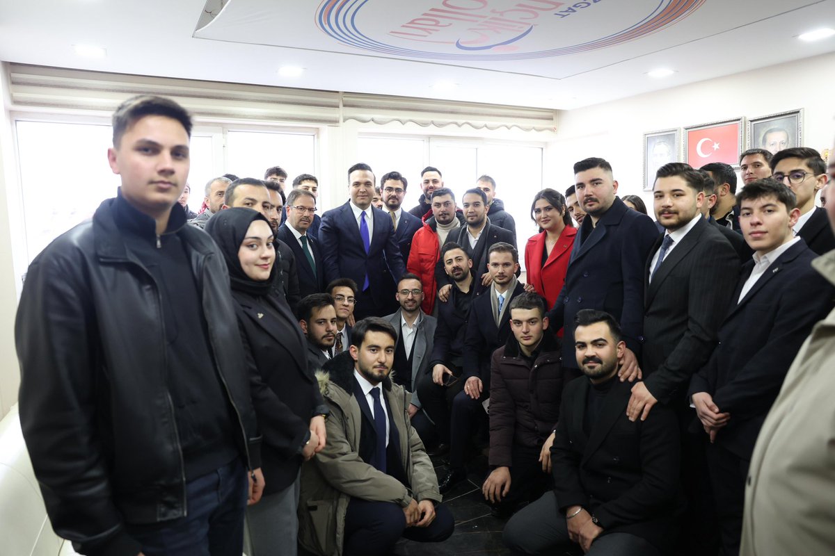 avyusufibis's tweet photo. 📍Yozgat İl Başkanlığı’mızdayız🙋🏻‍♂️

İl Başkanımız Sayın @HasankandemirAv’i ziyaret ederek teşkilatımızla bir araya geldik.

Bir zamanlar teşkilatımıza ilk adım attığım, bu davanın heyecanını ilk kez hissettiğim yuvamızda bulunmak bizler için ayrı bir mutluluk.

Başkanımıza nazik misafirperverlikleri için teşekkür ediyorum.