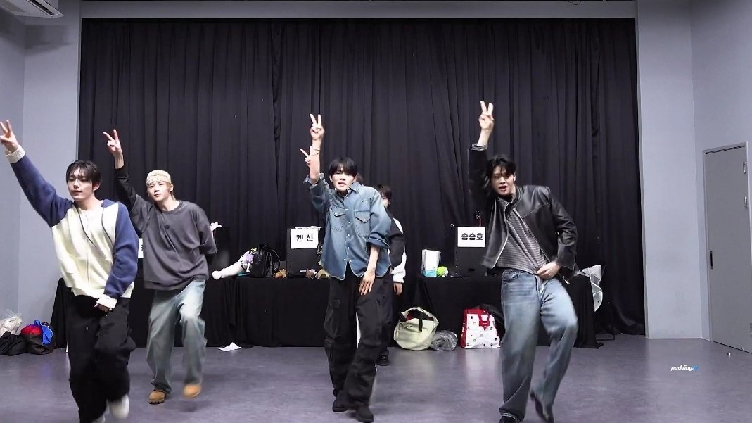 처음부터 계속 훌렁훌렁 올라가고 있엇는데 2분30초 되어서야 옷을 내리고 춤 ㅅㅂ