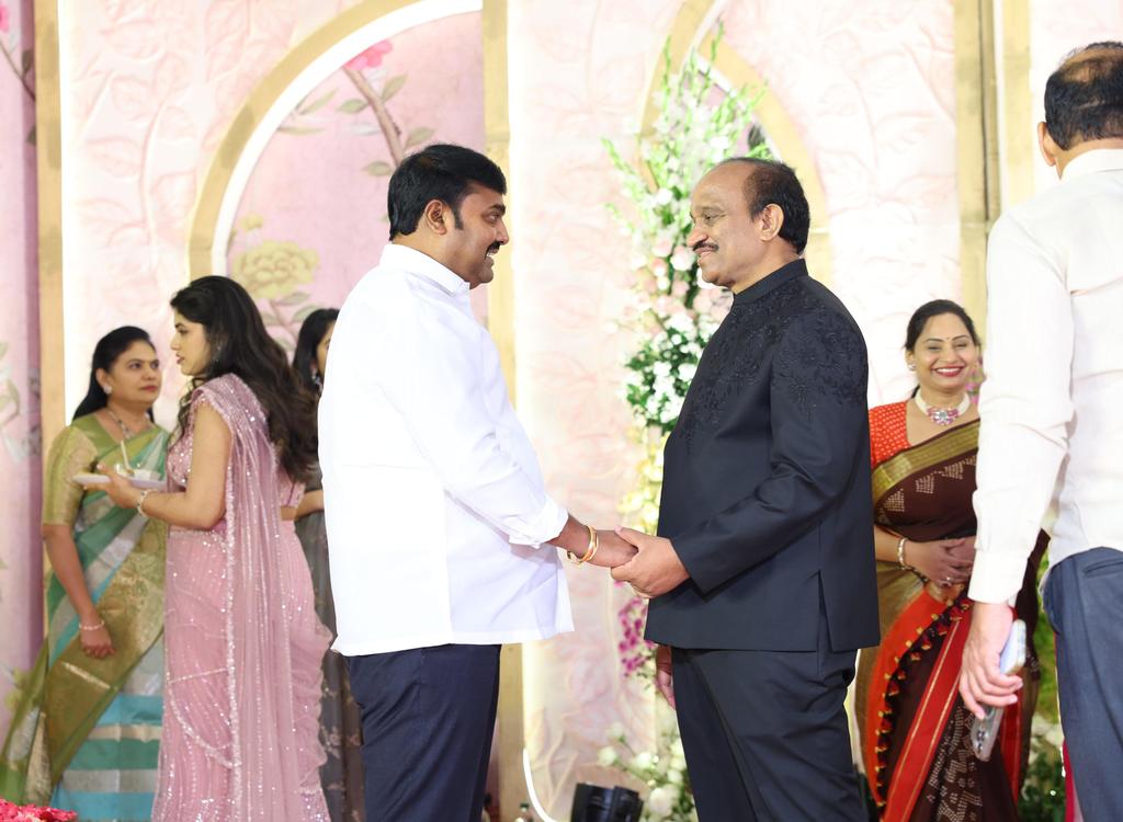 ఈరోజు 27 - 02 - 2026(శుక్రవారం) విజయవాడలో జరిగిన ఆంధ్రప్రదేశ్ అడ్వకేట్ జనరల్ దమ్మాలపాటి శ్రీనివాస్ గారి కుమార్తె వివాహ రిసెప్షన్ కార్యక్రమానికి కుటుంబ సమేతంగా హాజరై నూతన వధూవరులను ఆశీర్వదించిన పెదకూరపాడు నియోజకవర్గ శాసనసభ్యులు భాష్యం ప్రవీణ్ గారు.