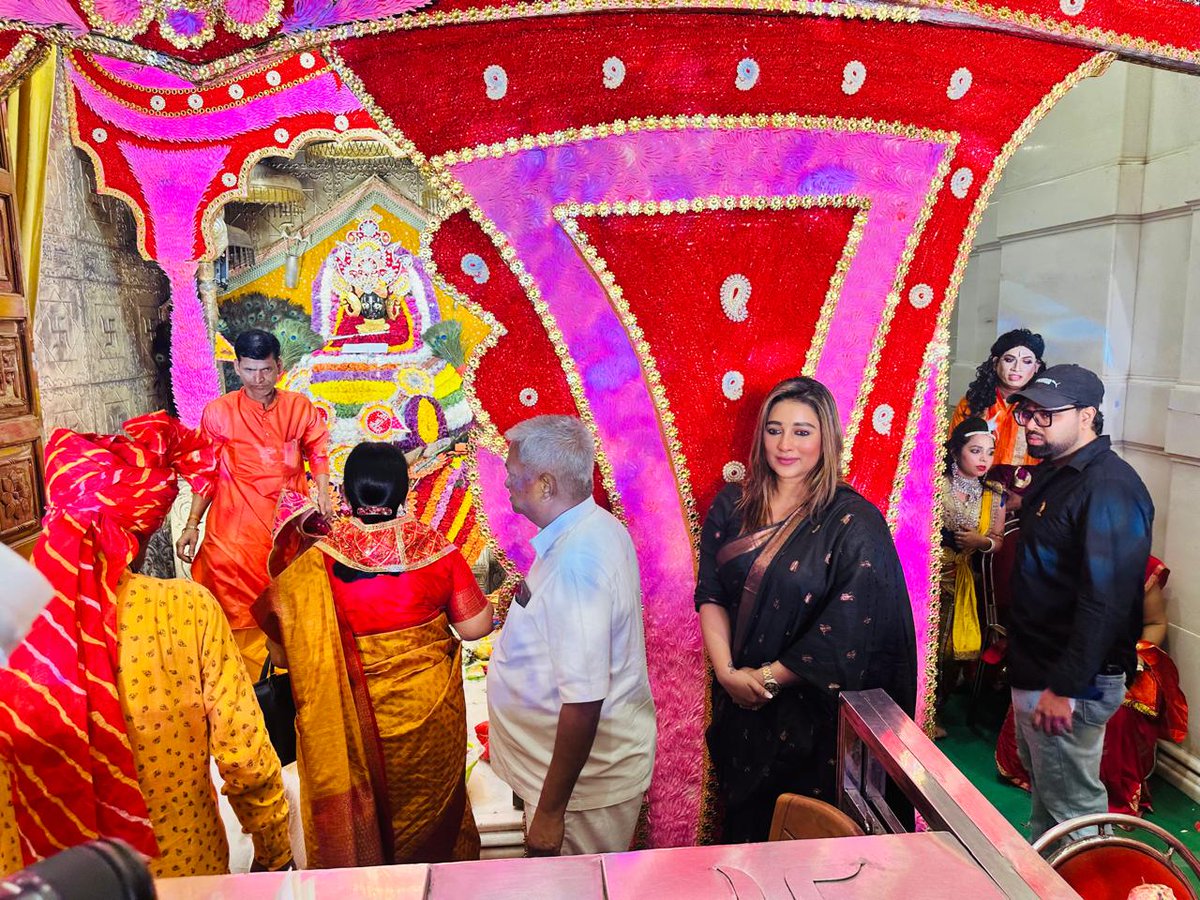 sayantika12's tweet image. আজ বরানগর বিধানসভার আলমবাজারে খাটু শ্যাম বাবার মন্দিরের উৎসব ও সকলের সাথে পবিত্র রমজান মাসের ইফতারের খাওয়া-দাওয়া এবং ১৭ নং ওয়ার্ডে পাশে আছে সায়ন্তিকা 'পাড়া বৈঠক'।

#PasheAcheSayantika #KhatuShyamBaba #Iftaar #ParaBaithak #SayantikaBanerjee