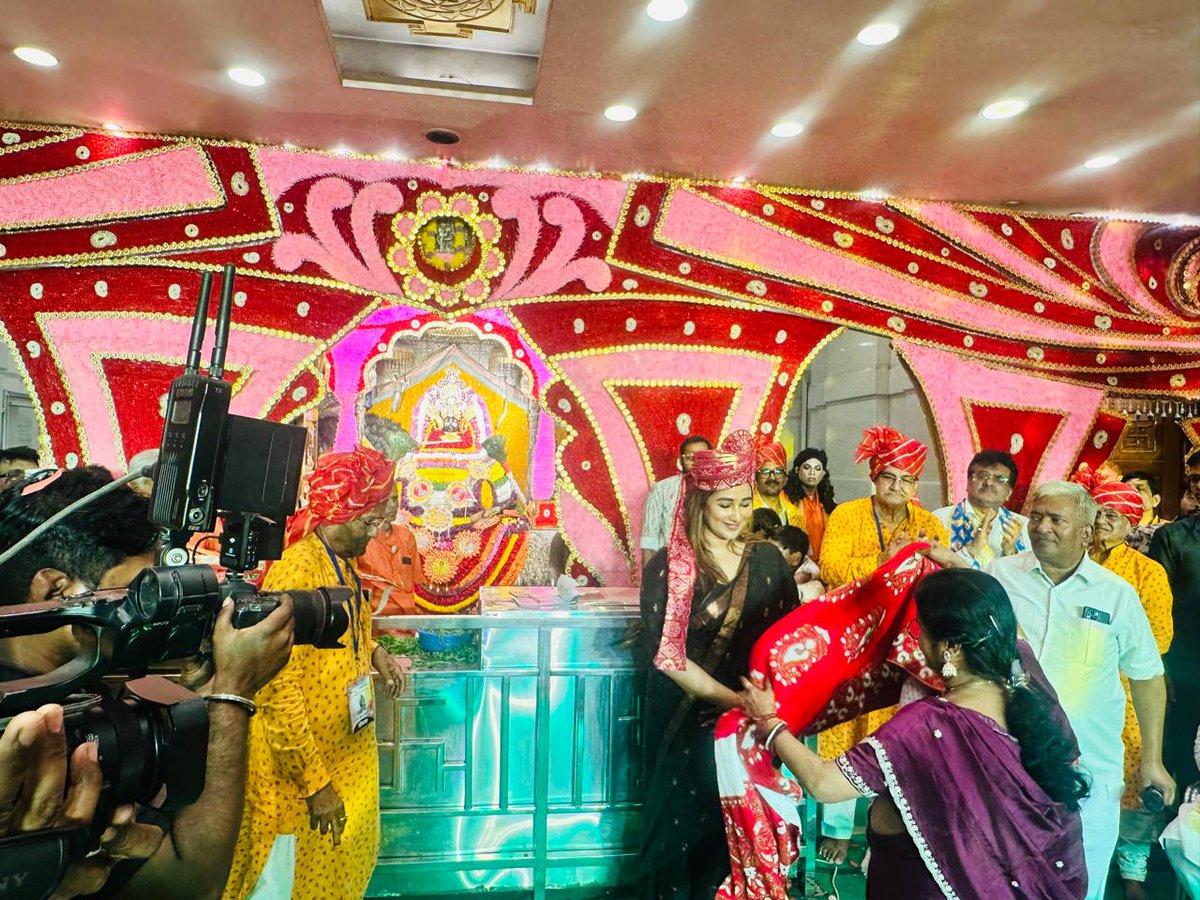 sayantika12's tweet image. আজ বরানগর বিধানসভার আলমবাজারে খাটু শ্যাম বাবার মন্দিরের উৎসব ও সকলের সাথে পবিত্র রমজান মাসের ইফতারের খাওয়া-দাওয়া এবং ১৭ নং ওয়ার্ডে পাশে আছে সায়ন্তিকা 'পাড়া বৈঠক'।

#PasheAcheSayantika #KhatuShyamBaba #Iftaar #ParaBaithak #SayantikaBanerjee