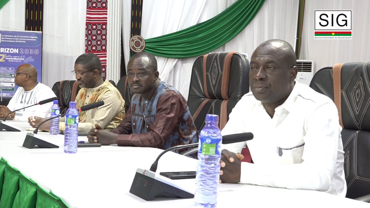 sigbf's tweet photo. Mémoire de la Révolution : le Burkina Faso lance la plateforme numérique Burkina en Marche

 https://t.co/zsIF6VvgcA

Le Burkina Faso a procédé, le vendredi 27 février 2026 à Ouagadougou, au lancement officiel de la plateforme numérique Burkina en Marche, dédiée à la Mémoire de la Révolution Progressiste Populaire (RPP).
La cérémonie était co-présidée par Pingdwendé Gilbert Ouédraogo, ministre de la Communication, de la Culture, des Arts et du Tourisme, et Dr Aminata Zerbo/Sabane, ministre de la Transition digitale, des Postes et des Communications électroniques, en présence des directeurs de la Communication et des Relations presse des départements ministériels.
Ouvrant les interventions, le ministre de la Communication a inscrit l’initiative dans la dynamique des transformations engagées depuis 2022. Selon lui, la plateforme répond à la nécessité de maîtriser le récit national et de documenter les avancées enregistrées. « Qui mieux que nous devra raconter cette histoire ? », a-t-il déclaré.
Dr Aminata Zerbo/Sabane a présenté l’outil comme un instrument stratégique visant à préserver durablement la mémoire de la Révolution Progressiste Populaire. Dans un contexte marqué par des campagnes de désinformation, elle a indiqué que la plateforme permettra d’apporter des éléments vérifiables sur les réformes en cours. Conçue selon des standards numériques adaptés aux nouveaux usages et aux moteurs d’intelligence artificielle, elle vise également à assurer une meilleure visibilité internationale des données relatives au Burkina Faso.
Accessible sur ordinateurs et téléphones portables, y compris avec un faible débit internet, la plateforme propose des contenus en langues nationales en format audio, ainsi qu’en français et en anglais. Elle couvre plusieurs domaines majeurs, notamment l’éducation, les infrastructures, l’industrie, la sécurité, l’agriculture et la gouvernance.

Service d’information du Gouvernement

#Com_Gouv_BF 
#SIGBurkina 
#BurkinaFaso