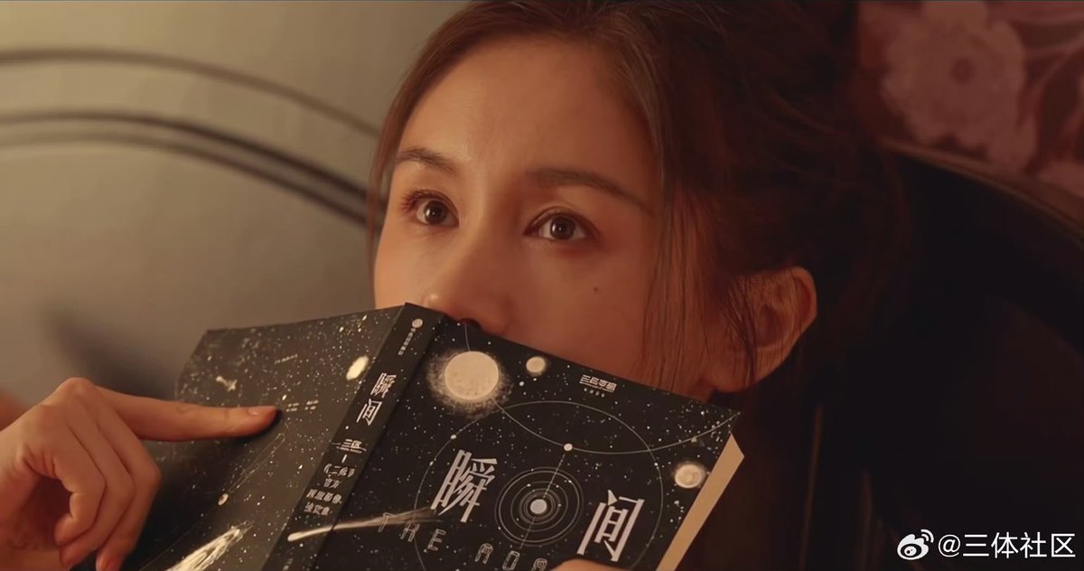 rice_jpg's tweet photo. no one loves #ThreeBody as much as director yang lei…not him adding in three body snippets in #AboutLove 🥺 featuring:
- the three body drama’s photo book
- operation guzheng clip https://t.co/UGcdTdDdH6