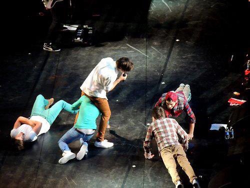 payno_foreever's tweet photo. ladies and gentlemen, this is one direction. https://t.co/Yd2sAroqyf