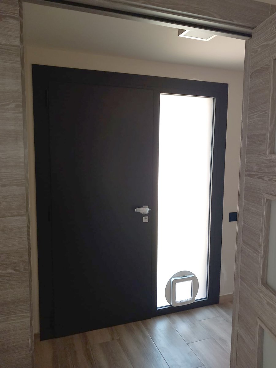 totaluminicanet's tweet photo. Porta d’entrada amb una part fixa on, per desig del client, s’hi ha afegit un pas per a l’accés de la mascota. Aquest accés s’acciona mitjançat un xip que duu la mateixa mascota, restant tancada a altres animals. A Tot Alumini som especialistes a trobar solucions.
#TotAlumini https://t.co/PJW9NfGDWV