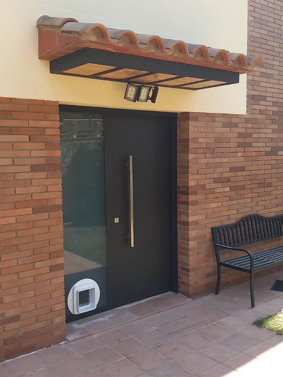 totaluminicanet's tweet photo. Porta d’entrada amb una part fixa on, per desig del client, s’hi ha afegit un pas per a l’accés de la mascota. Aquest accés s’acciona mitjançat un xip que duu la mateixa mascota, restant tancada a altres animals. A Tot Alumini som especialistes a trobar solucions.
#TotAlumini https://t.co/PJW9NfGDWV