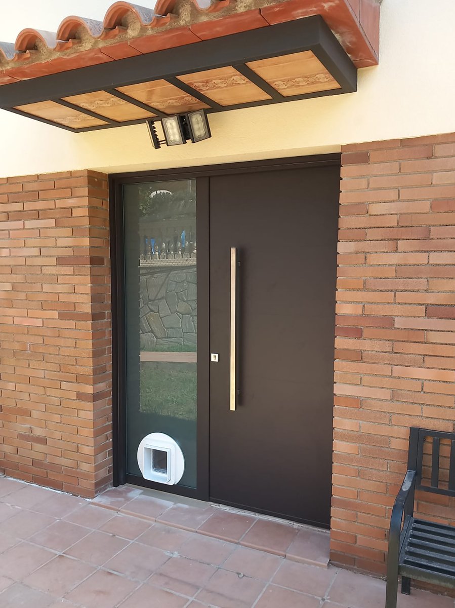 totaluminicanet's tweet photo. Porta d’entrada amb una part fixa on, per desig del client, s’hi ha afegit un pas per a l’accés de la mascota. Aquest accés s’acciona mitjançat un xip que duu la mateixa mascota, restant tancada a altres animals. A Tot Alumini som especialistes a trobar solucions.
#TotAlumini https://t.co/PJW9NfGDWV