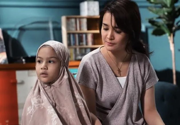 JANGAN PANGGIL MAMA KAFIR (Indonesia). Maybe this is why interfaith marriage is difficult to work out in Muslim-majority nations with syariah laws embedded in the system + culture.

The love may be sincere + true but the law and societal norms might be unforgiving

#RekomenFilem