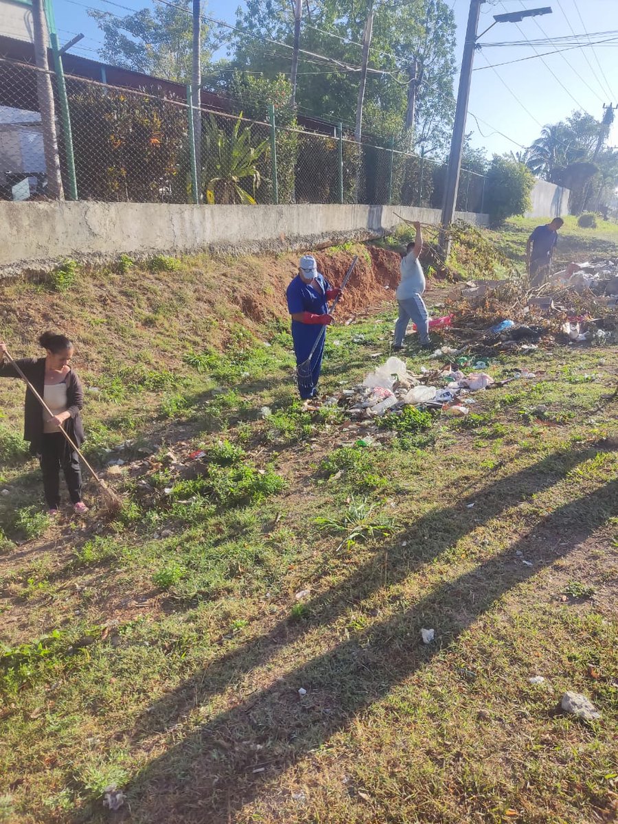 Hoy demostramos que la defensa también es cuidar nuestro entorno. Con entusiasmo y trabajo en equipo, contribuimos a la limpieza de nuestra comunidad. ¡Juntos hacemos la diferencia!