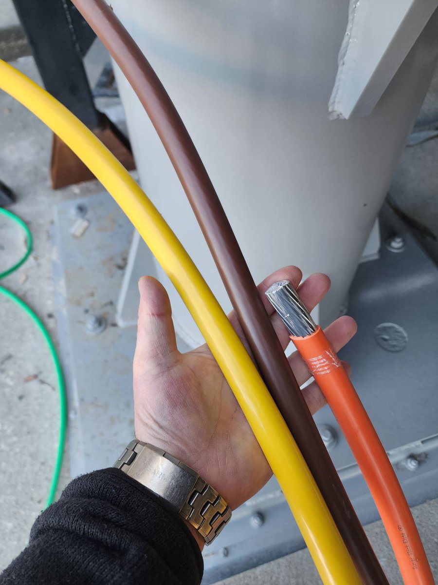 Relocalize tweet media