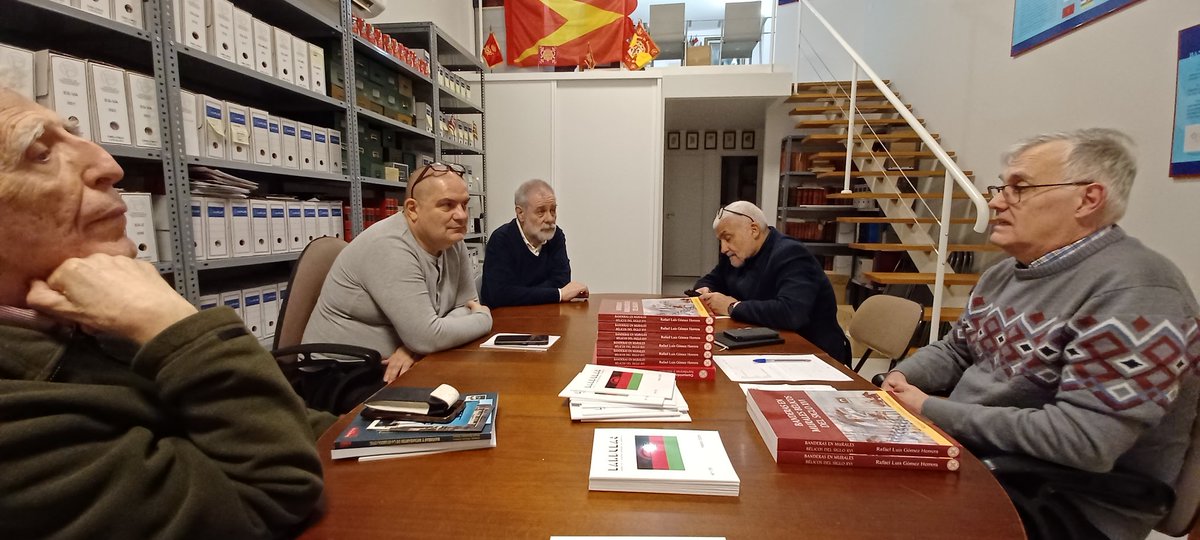 Ayer tuvo lugar la reunión mensual de vexilólogos organizada por <a href="/SEVexilologia/">SEVexilologia</a> con la colaboración de <a href="/fundesvex/">fundesvex</a> 
Se entregó el Banderas de marzo y también se presentó el libro "Banderas en los murales sobre la batalla de Mühlberg" de Rafael Luis Gómez Herrera.