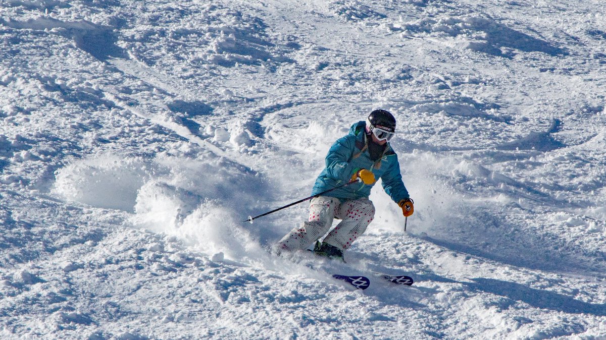 MovieMogulProd's tweet photo. Powder shots are 🔥 but filming at a Colorado ski resort is a challenge.

We break down the most film-friendly Colorado resorts (and which corporate entities are tougher to work with).

Read the full post: https://t.co/m7U3zSEJJH

#skicolorado #filmpermits #filmincolorado https://t.co/ZgoIIfTufT