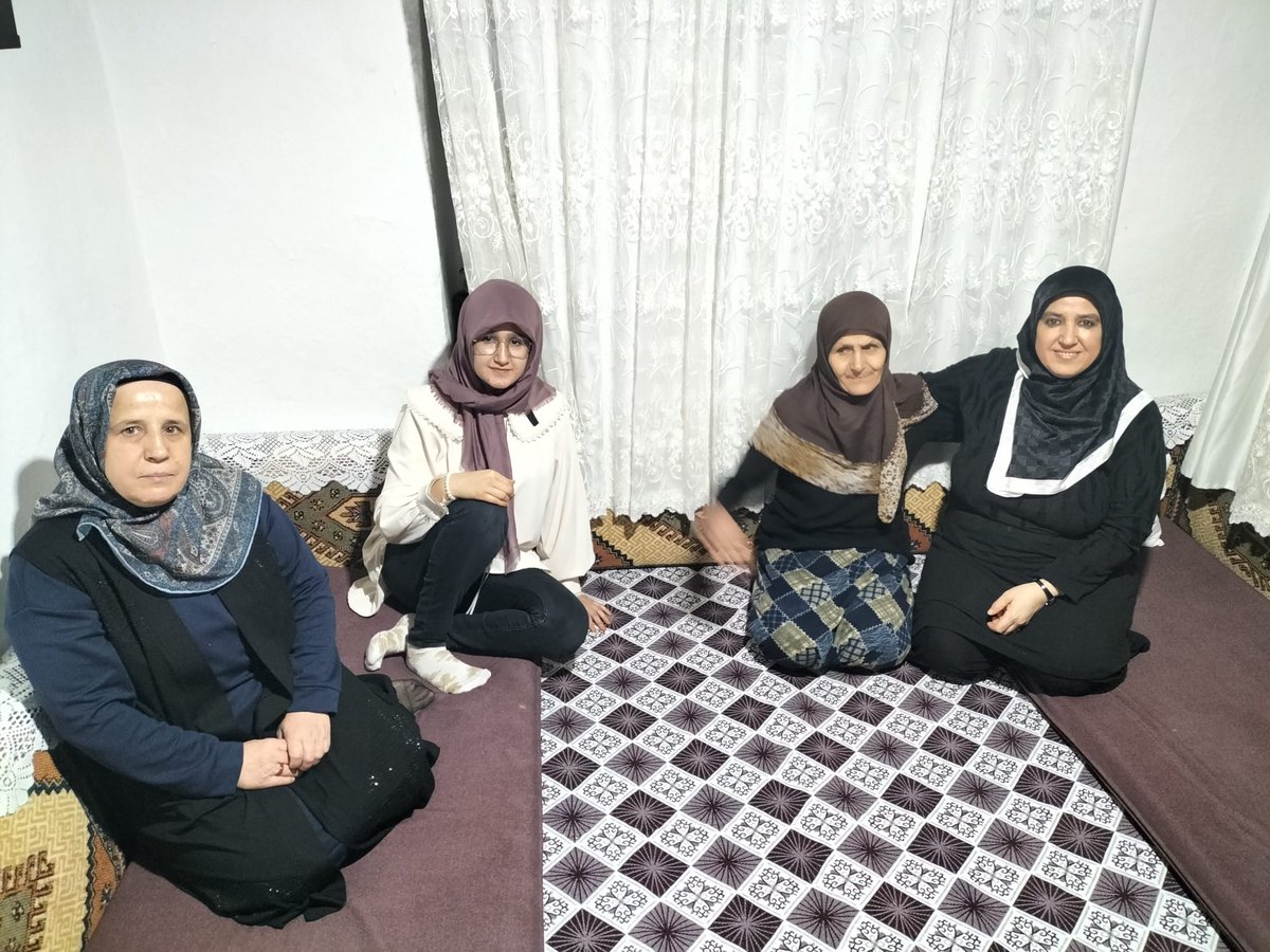 akkadinmeram's tweet photo. Bu #ramazanda da sevgiyle pişirip beraber paylaşıyoruz. 🌜
Ana Kademe, İl Kadın Kolu ve Meclis Üyemizle birlikte,
📍Köyceğiz.
mahallemizde vatandaşlarımızı ziyaret ederek bir ailemizin iftar sofrasına misafir olduk.
#BizimMeram
@tugbaisikercan @avozlemylmaz
@SYurdaisik https://t.co/AD6ahjeijH
