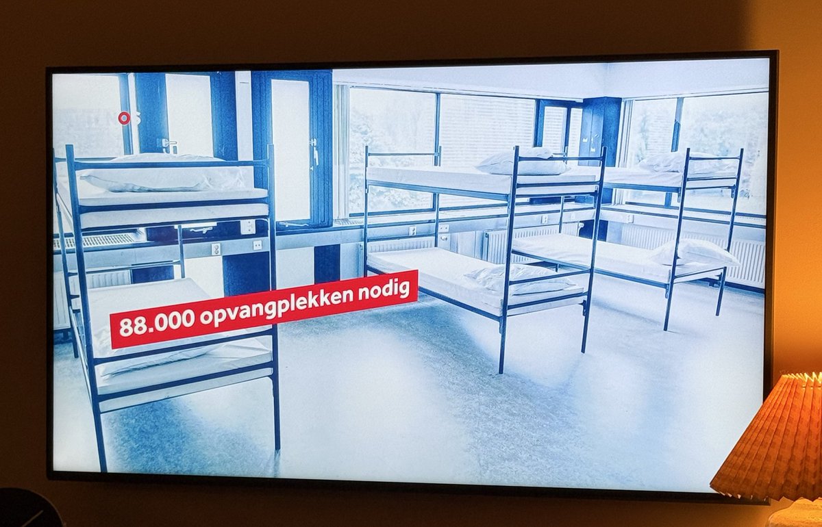 MeriTyping's tweet photo. Het volledige plaatje laat zien dat we volgend jaar maar liefst 88.000 opvangplekken nodig hebben voor asielzoekers!! Het grootste deel betreft alleenstaande mannen die later hun gezinnen laten nareizen. Dat betekent geen tijdelijke piek, maar een structurele en steeds grotere instroom. Hoe kan ons land dit in vredesnaam blijven dragen? 😳