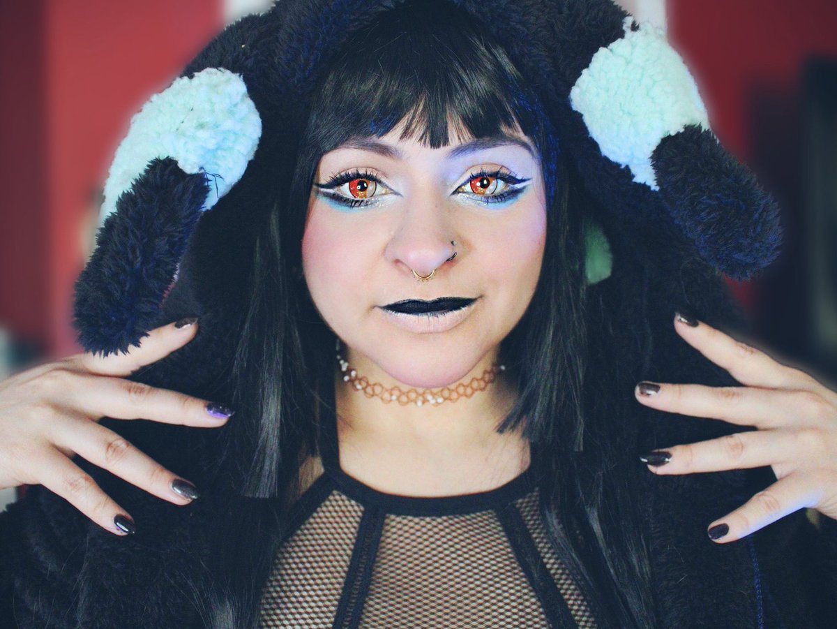 cosmicquarts's tweet photo. Happy Pokémon Day!! 💜🖤

Are you Team Espeon or Team Umbreon? 👀

#Pokemon #cosplay #eeveelution https://t.co/IyrU6CD4c7