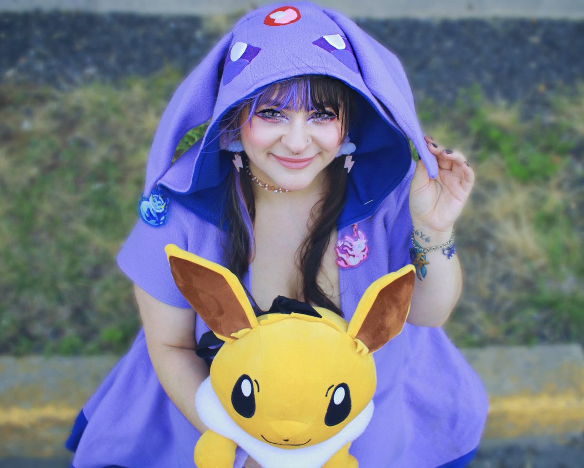 cosmicquarts's tweet photo. Happy Pokémon Day!! 💜🖤

Are you Team Espeon or Team Umbreon? 👀

#Pokemon #cosplay #eeveelution https://t.co/IyrU6CD4c7
