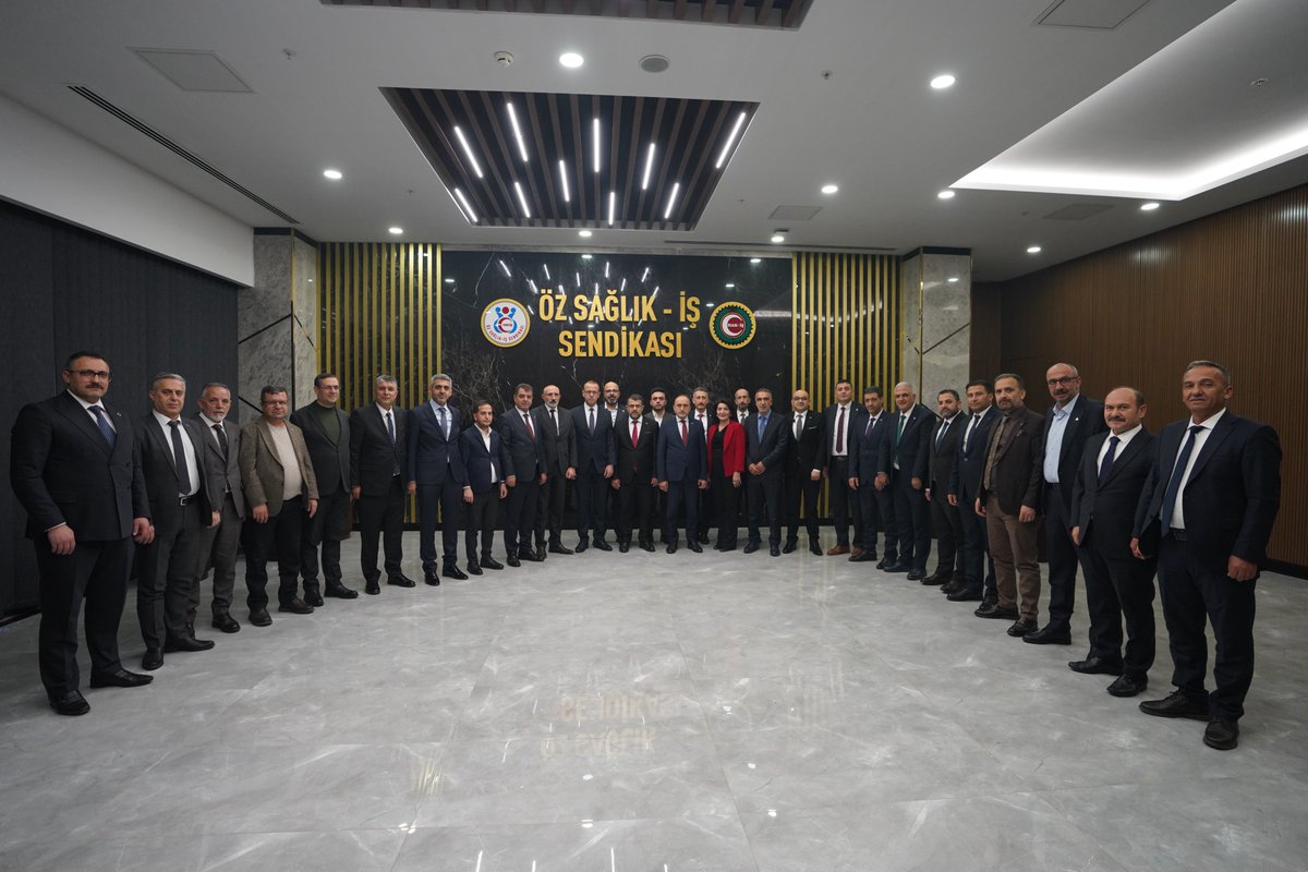 devletsert's tweet photo. Sağlık ve sosyal hizmet emekçilerimizin sahadaki gerçek durumunu doğrudan gözlemlemek açısından büyük önem taşıyan Bölge Başkanları toplantımızın ilkini, Doğu ve Güneydoğu Bölge Şube Başkanlarımızın katılımıyla genel merkezimizde gerçekleştirdik.

“İşçinin sesi, bizim yol haritamızdır” anlayışıyla çıktığımız bu yolda, sahadaki sorunları yerinde tespit etmek ve çözüm yollarını birlikte oluşturmak amacıyla bölgesel sorunları ve çözüm önerilerini kapsamlı şekilde ele aldık.

Toplantımızın sonuçlarının sendikamız ve üyelerimiz için hayırlı olmasını diliyor, Şube Başkanlarımıza değerli katkıları ve katılımları için teşekkür ediyorum.