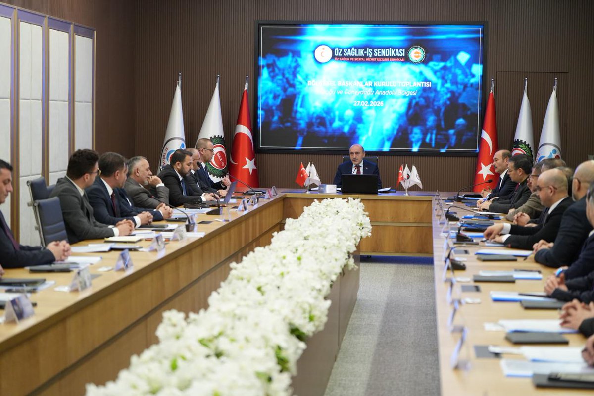 devletsert's tweet photo. Sağlık ve sosyal hizmet emekçilerimizin sahadaki gerçek durumunu doğrudan gözlemlemek açısından büyük önem taşıyan Bölge Başkanları toplantımızın ilkini, Doğu ve Güneydoğu Bölge Şube Başkanlarımızın katılımıyla genel merkezimizde gerçekleştirdik.

“İşçinin sesi, bizim yol haritamızdır” anlayışıyla çıktığımız bu yolda, sahadaki sorunları yerinde tespit etmek ve çözüm yollarını birlikte oluşturmak amacıyla bölgesel sorunları ve çözüm önerilerini kapsamlı şekilde ele aldık.

Toplantımızın sonuçlarının sendikamız ve üyelerimiz için hayırlı olmasını diliyor, Şube Başkanlarımıza değerli katkıları ve katılımları için teşekkür ediyorum.